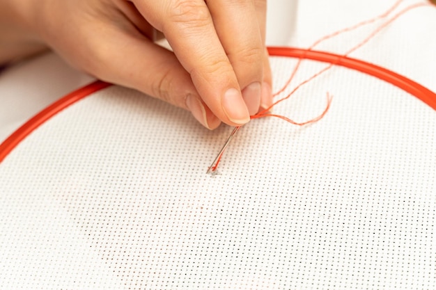 detal haftu na płótnie