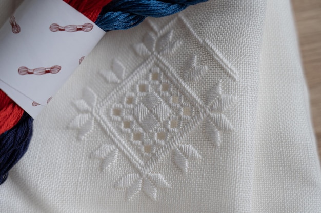 haftowany wzór na materiale