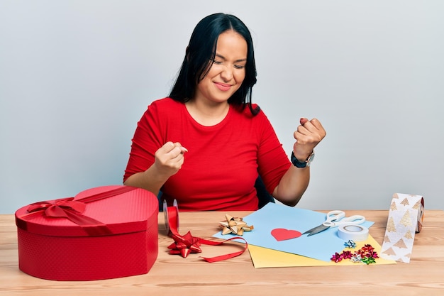 zadowolony klient z haftem